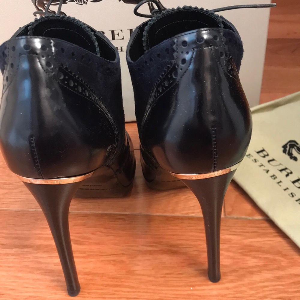 Like new only worn once authentic Burberry peeptoe - Picture 3 of 8